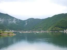 1200px-Lake_Shiraishi,_Aiga.jpg